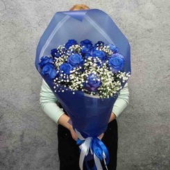 Букет из синих роз и гипсофилы