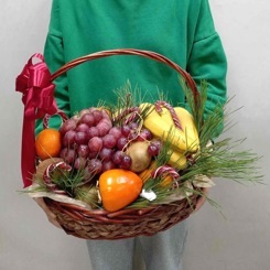 Новогодняя корзина с фруктами