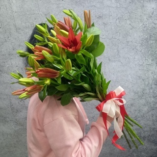 Букет из красных лилий