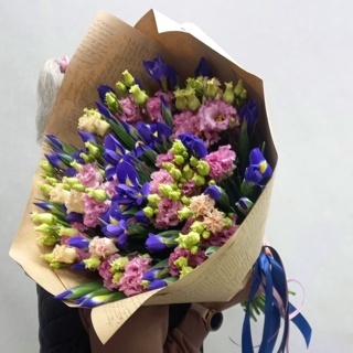 Букет из синих ирисов и эустомы