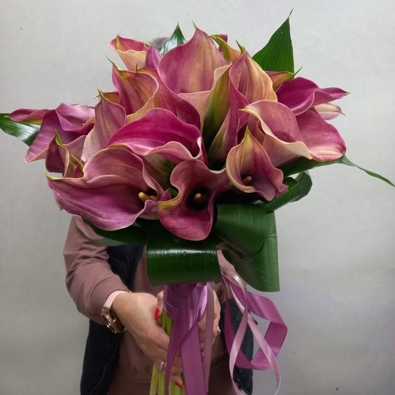 Букет из 25 розовых калл