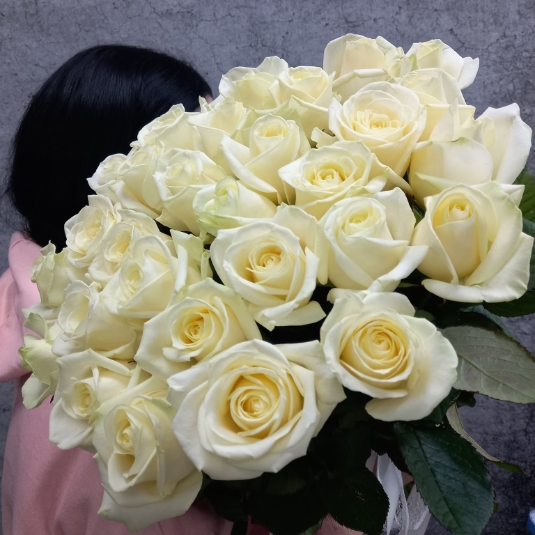 Букет из белых роз 60 см