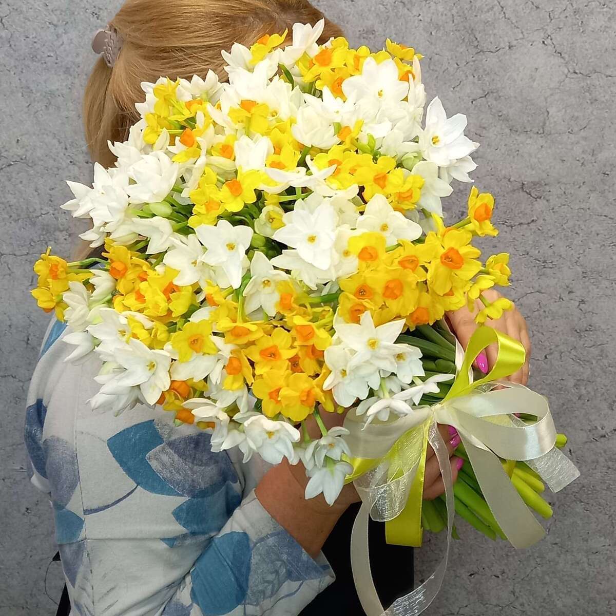 Букет белых и желтых нарциссов