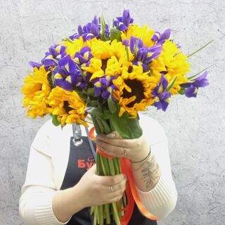 Букет из ирисов и подсолнухов