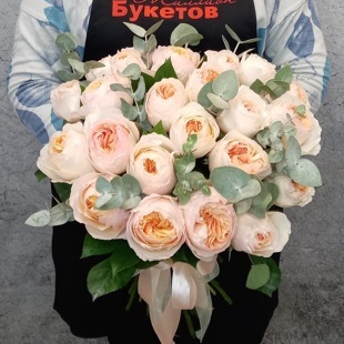 Букет персиковых пионовидных роз