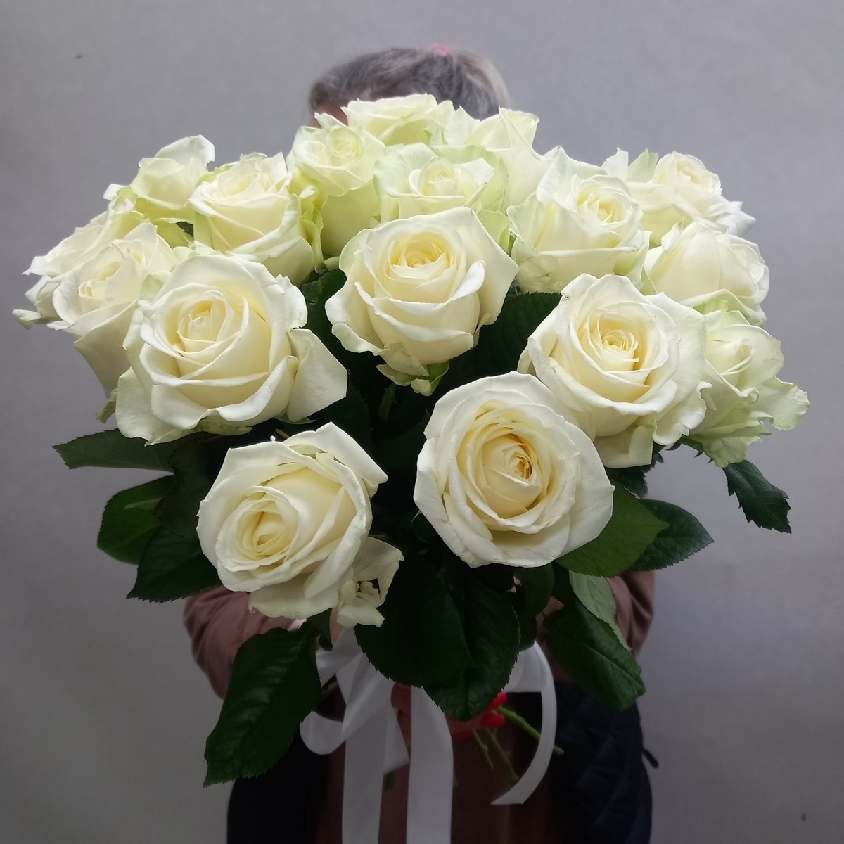 Букет из 19 белых роз