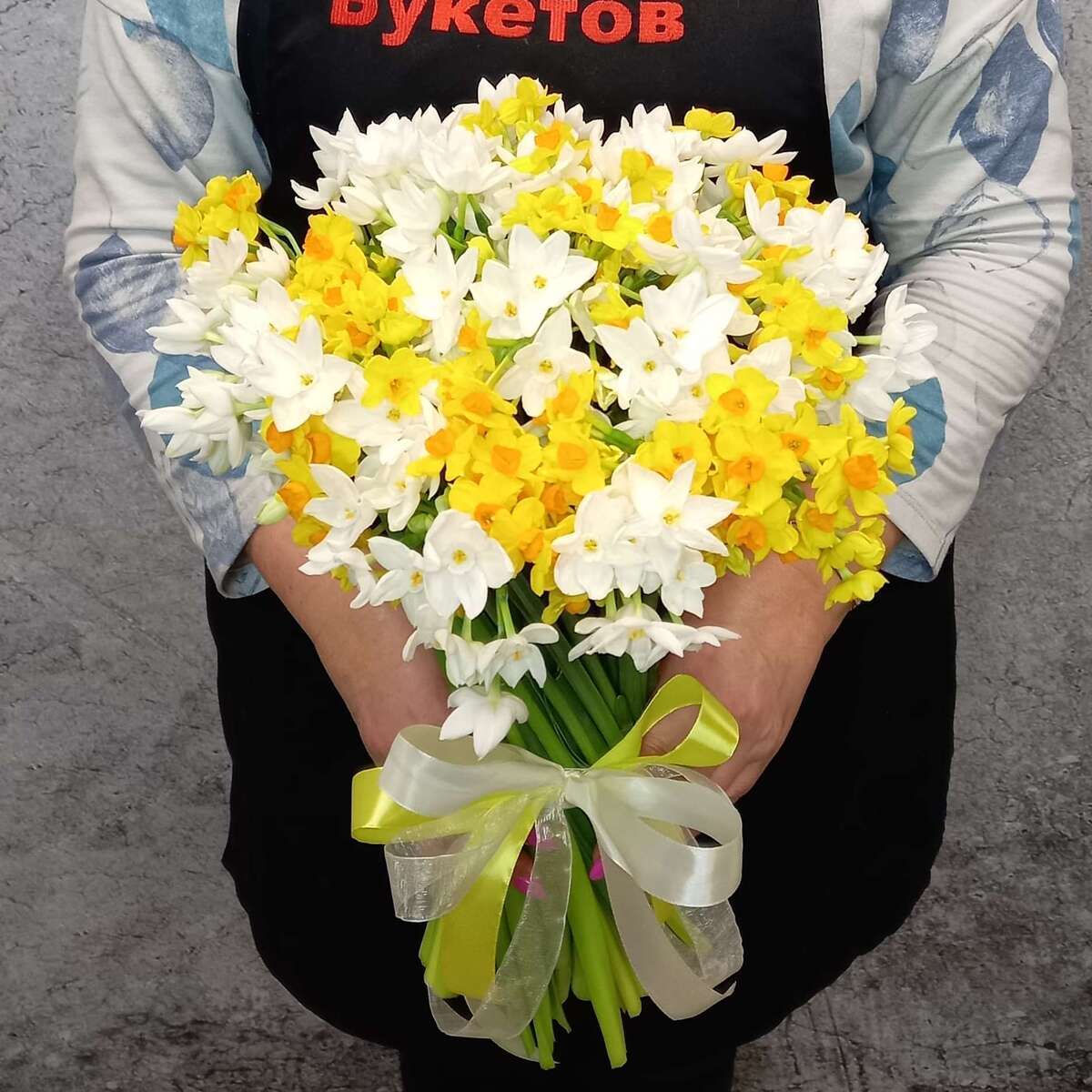 Букет белых и желтых нарциссов